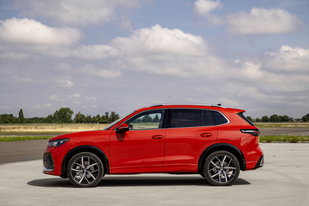 Volkswagen Tiguan R-Line persimmon red